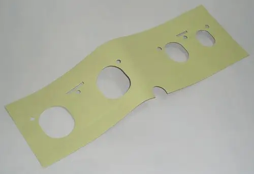 Gelbes Schutzblatt mit mehreren Ausschnitten, möglicherweise für eine Daikin-Heizung. Das Material scheint dünn und flexibel zu sein.